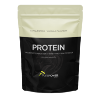 Proteinpulver ved siden af en skål pandekagedej på køkkenbord